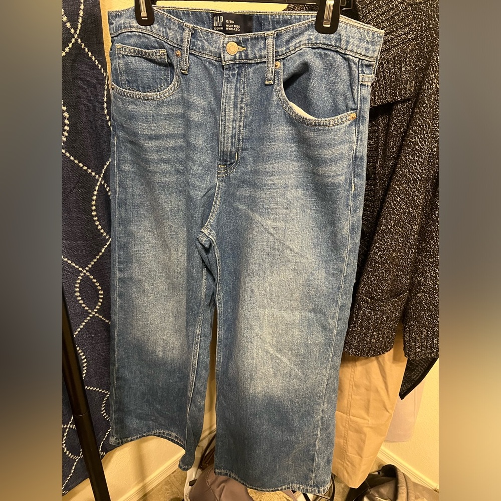 Gap High rise, wide-leg jeans in medium wash with wash well size 12/31
